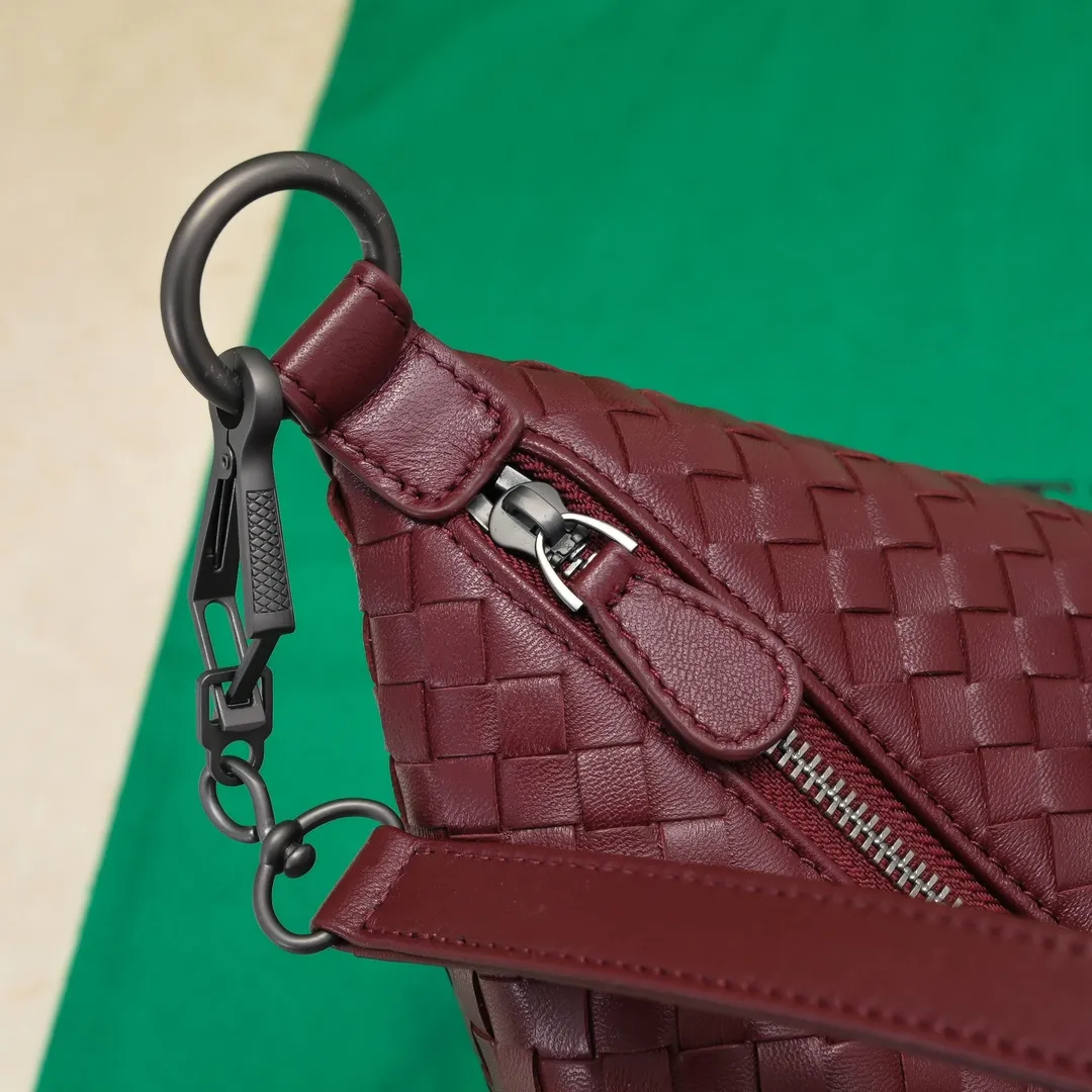 Batch 1260 BV classic women's hand-held shoulder crossbody bag, made of imported sheepskin purely hand-woven, lined with pigskin, equipped with original matte hardware, with long shoulder straps that can be adjusted in length, impeccable workmanship, top-notch craftsmanship, focusing on high-end quality, the first choice for product identification, real-life pictures 👉🏻The color is great👍 Size: 28*18*14 Model: 9843